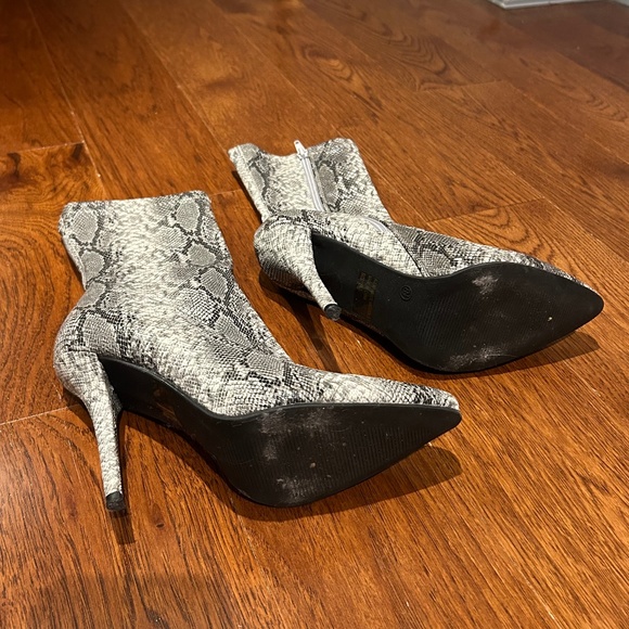 FASHION NOVA Women's Snakeskin Faux Leather Booties in Grey/White│Size U… - Picture 5 of 10